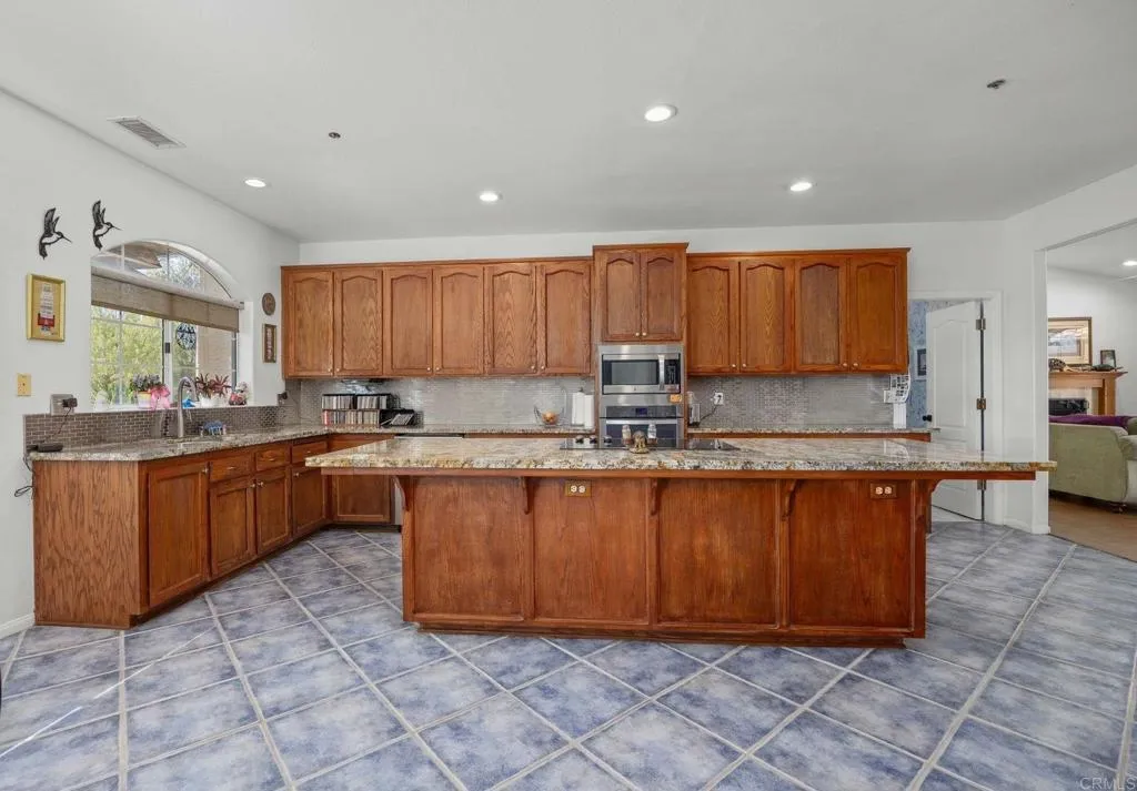 https://cdn.realtyfeed.com/cdn/127/306685302/ac56f3af7a8e6ecdf68cc672ccb1d3dd.webp