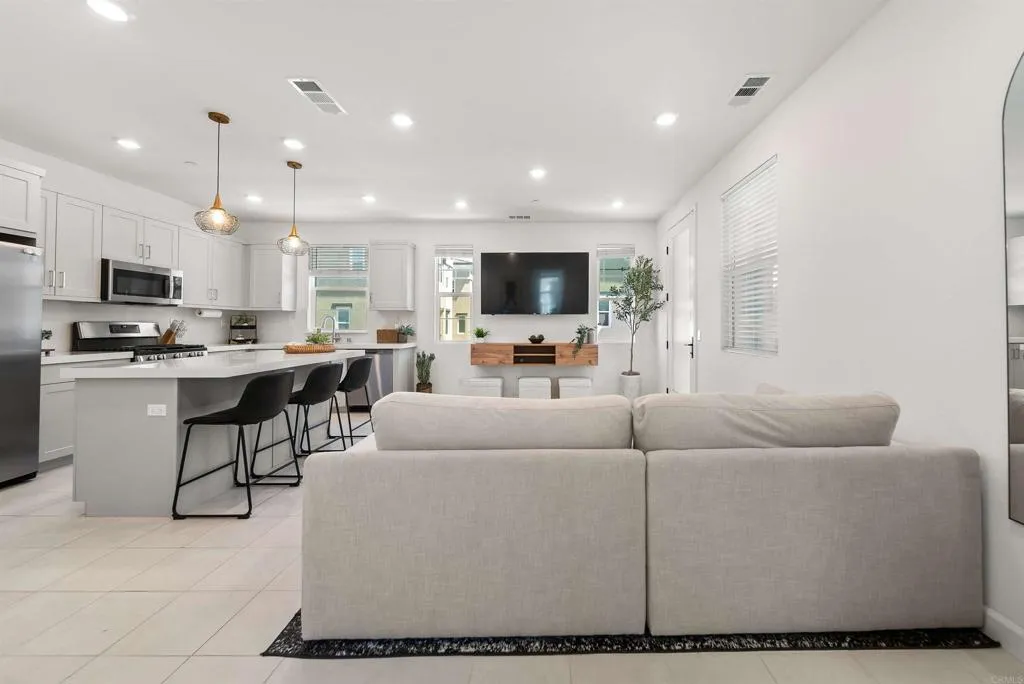 https://cdn.realtyfeed.com/cdn/127/306685531/2e4469df360844d5c6b770bbb9b036ad.webp