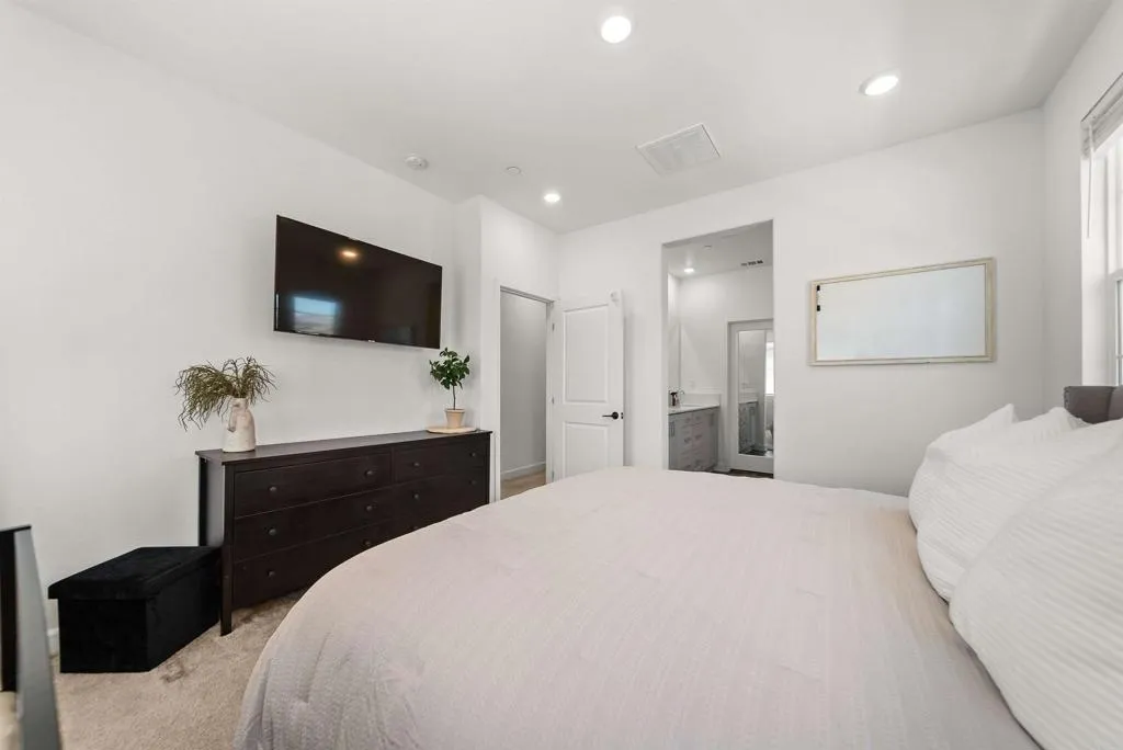 https://cdn.realtyfeed.com/cdn/127/306685531/f262c65feafc712a79207d249b8117a0.webp