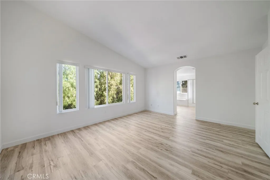 https://cdn.realtyfeed.com/cdn/127/306685603/378e677eeb2aad03703b27fad8274e3a.webp