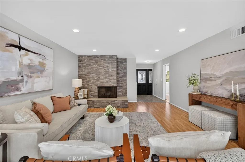 Los Angeles, CA 90042