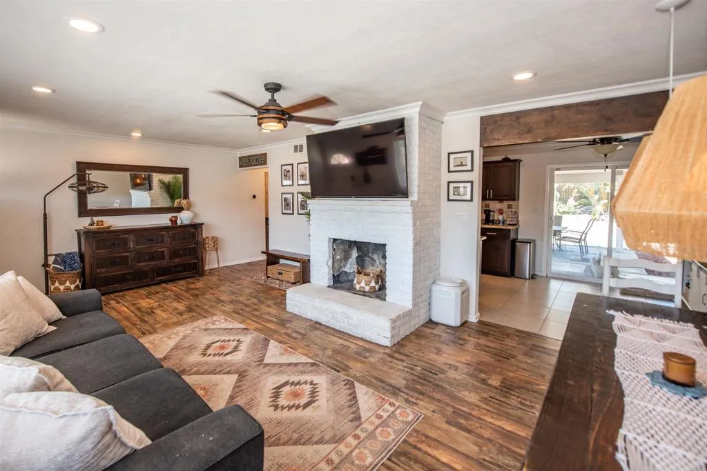 https://cdn.realtyfeed.com/cdn/127/306685814/3d0fc4bee1f7c2b2fd6e7273e445f4ff.webp