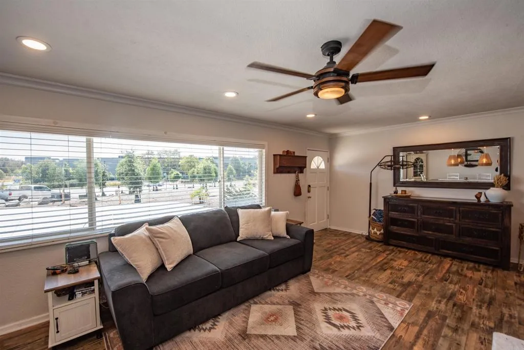 https://cdn.realtyfeed.com/cdn/127/306685814/799556002ee895e7e245fa24d12a8866.webp