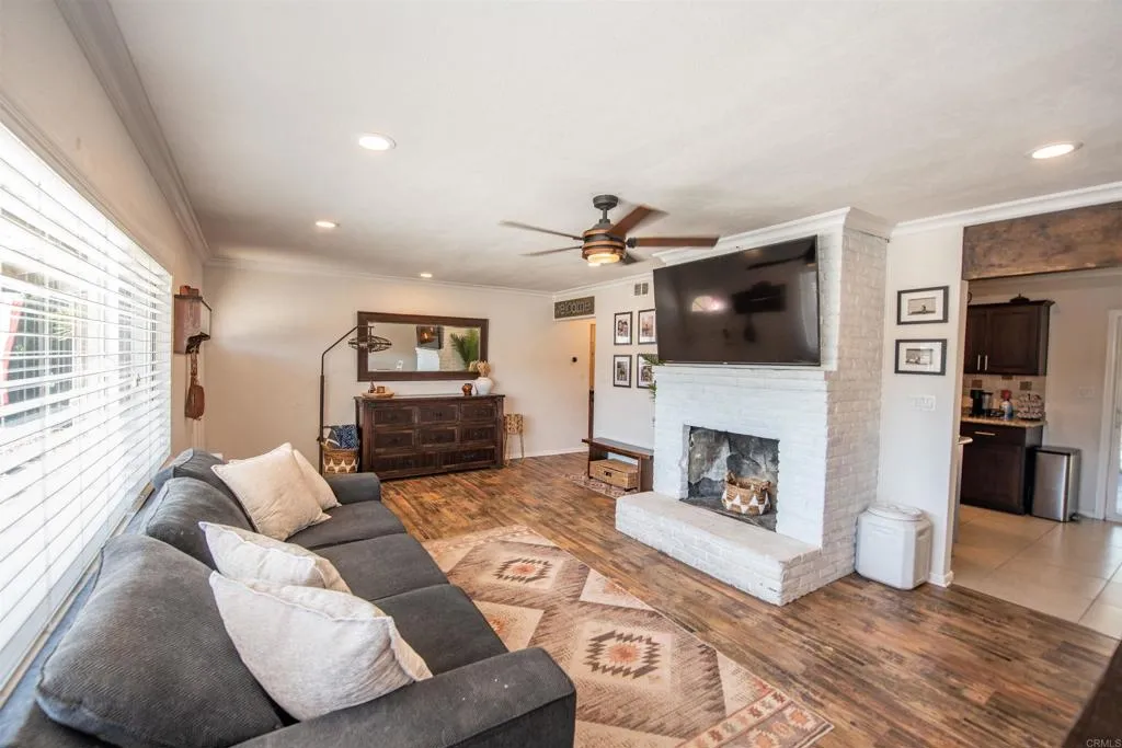https://cdn.realtyfeed.com/cdn/127/306685814/8b433a98178ff243ed4bac6d4f1eb042.webp