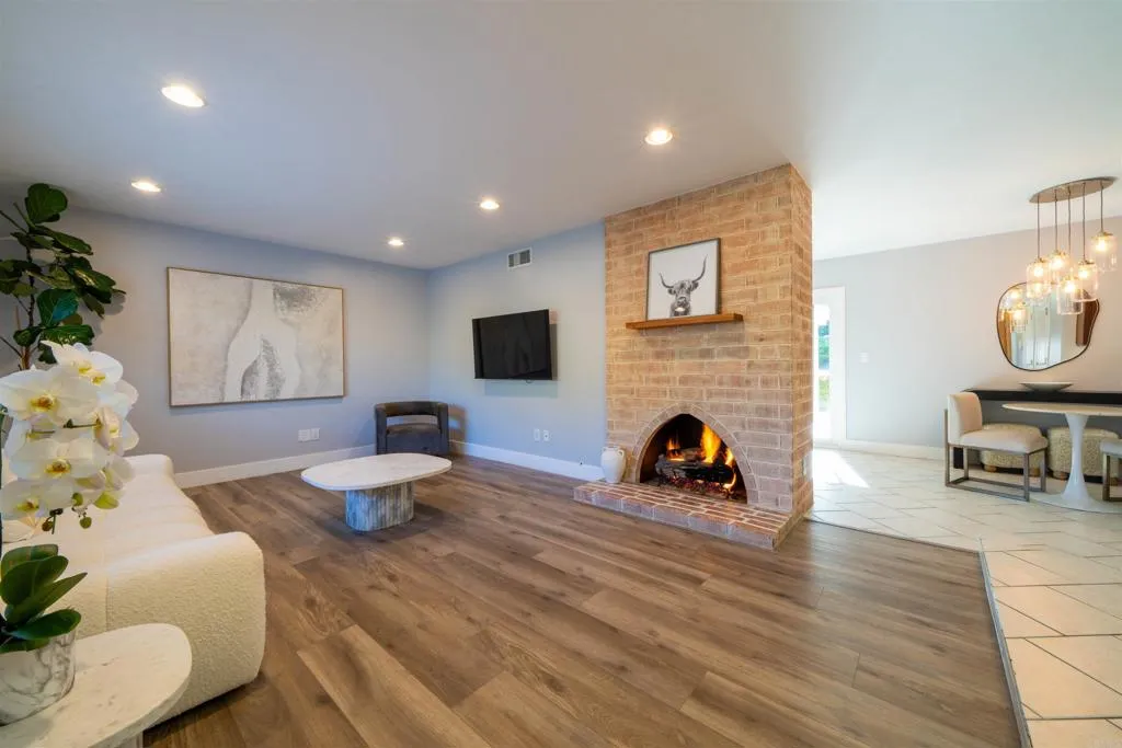https://cdn.realtyfeed.com/cdn/127/306685898/491920cb72b922aeae621fd69439cbf4.webp