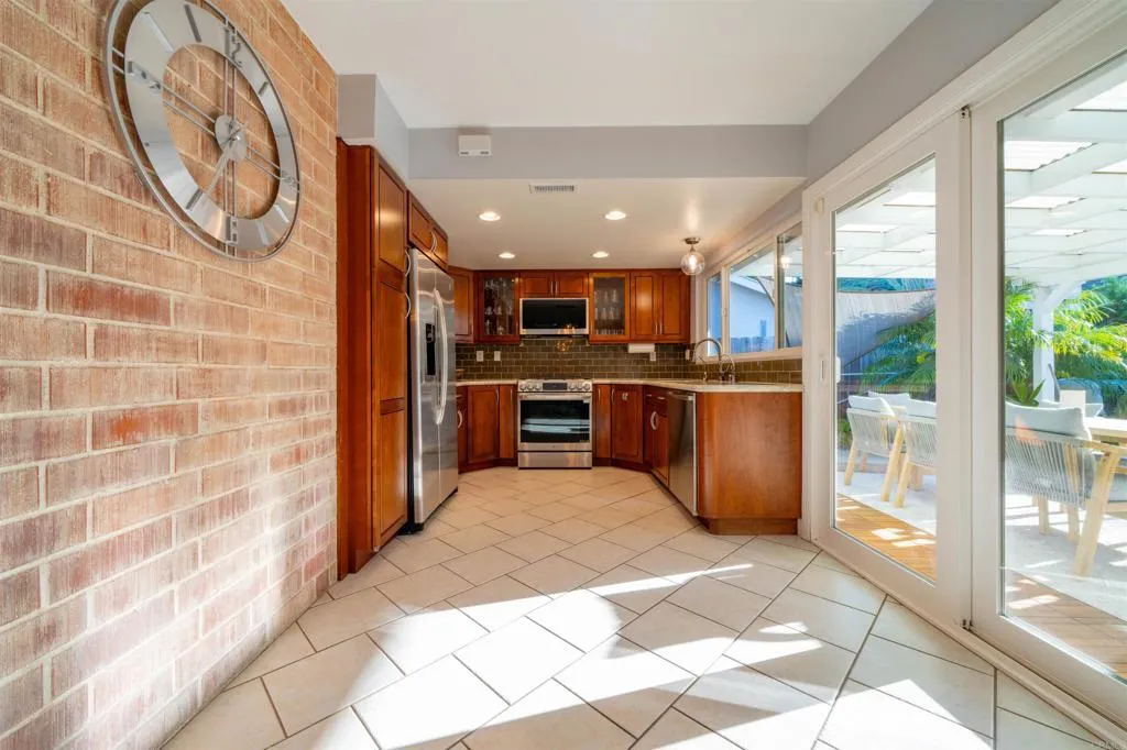 https://cdn.realtyfeed.com/cdn/127/306685898/f1c2ba1603342141fecf57aea24e4380.webp