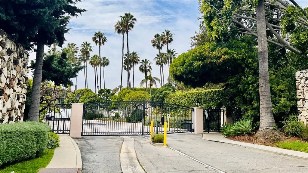 Los Angeles, CA 90049