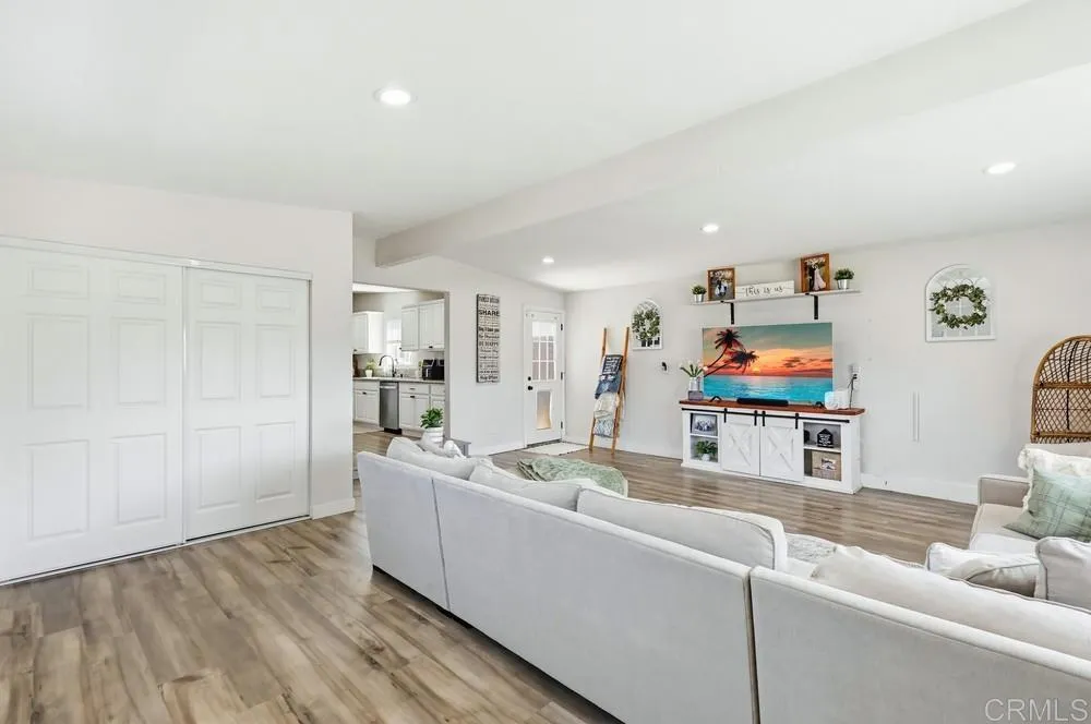 https://cdn.realtyfeed.com/cdn/127/306686000/1addd234894729f76d1443d255397cba.webp