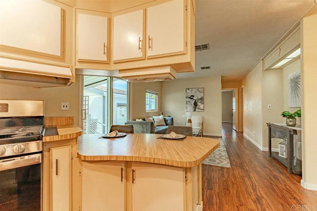 https://cdn.realtyfeed.com/cdn/127/306686461/12b3680d9ffa26af9998e64f471aa57e.webp