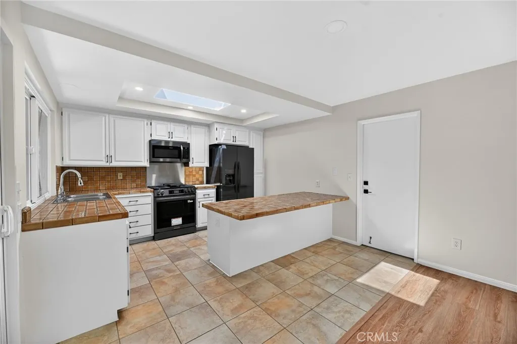 https://cdn.realtyfeed.com/cdn/127/306686930/855dc0ea32e2e46ebc84847a86d0b640.webp