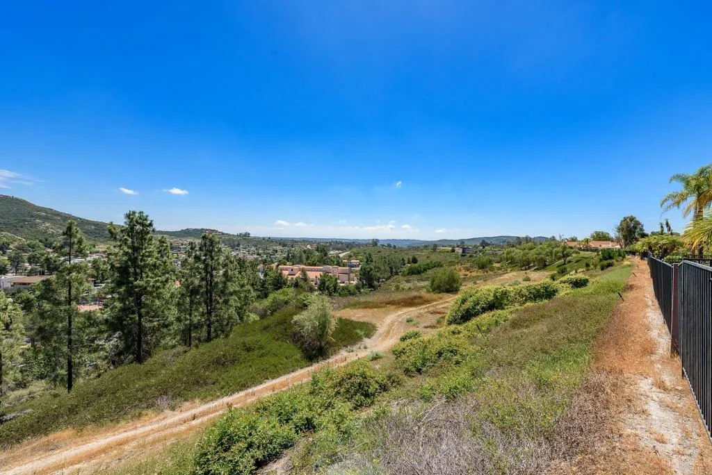 https://cdn.realtyfeed.com/cdn/127/306686983/d10828a5bc6a546cecd37bbfb85d1333.webp
