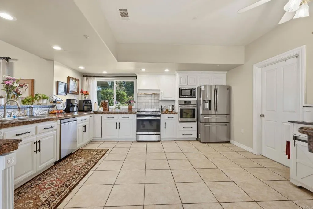 https://cdn.realtyfeed.com/cdn/127/306687371/9ad6492bf988f81339dc49e223f178c2.webp