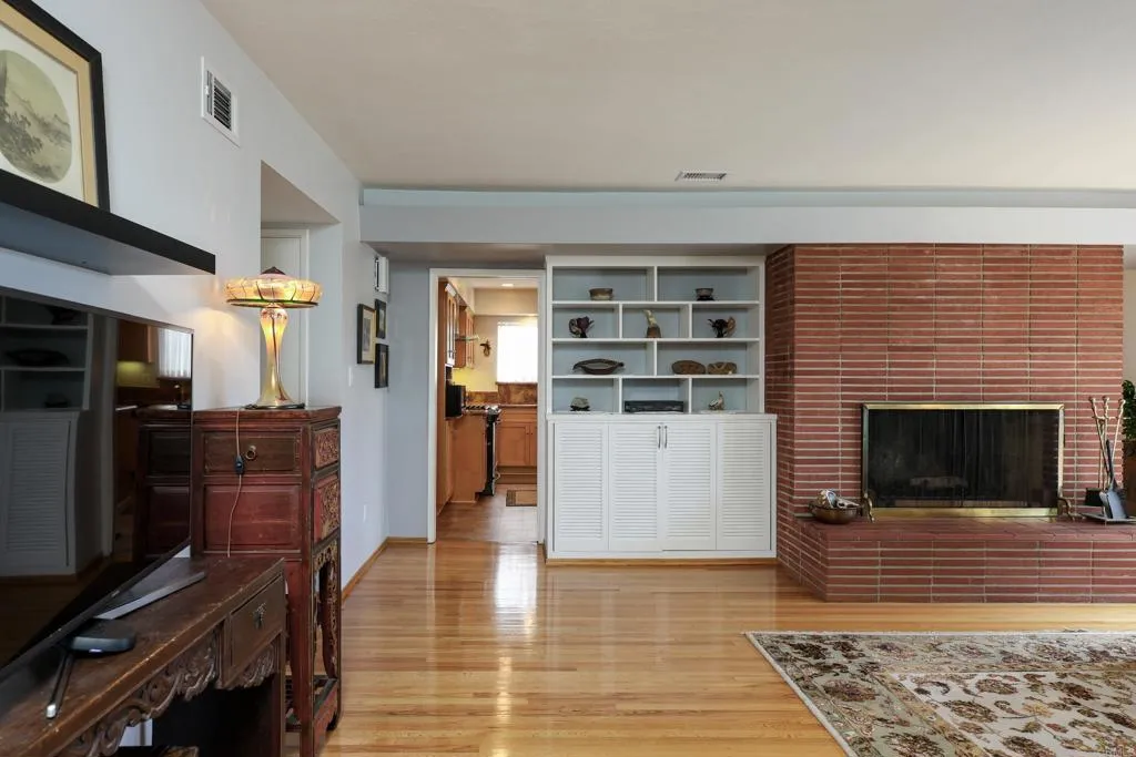 https://cdn.realtyfeed.com/cdn/127/306687505/2842cfcaf8e653cd670ea40ebd3ad1c1.webp