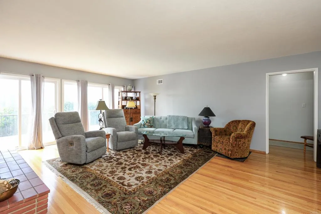 https://cdn.realtyfeed.com/cdn/127/306687505/6c87edfc885fca7bc8b575cabb8577d5.webp