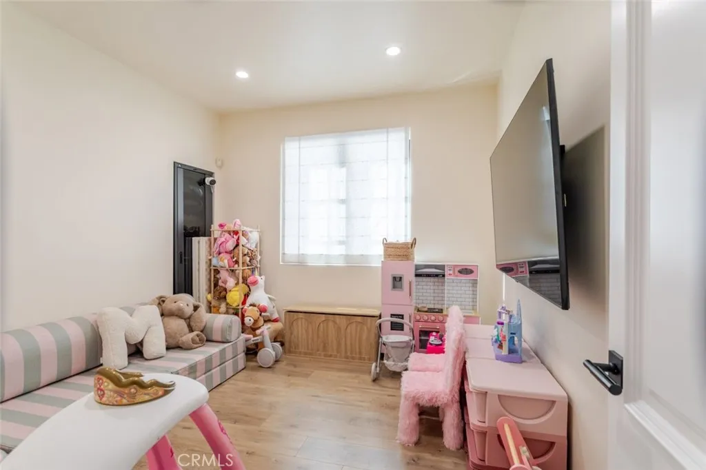 5949 Rhodes Avenue, Valley Village, CA, 91607