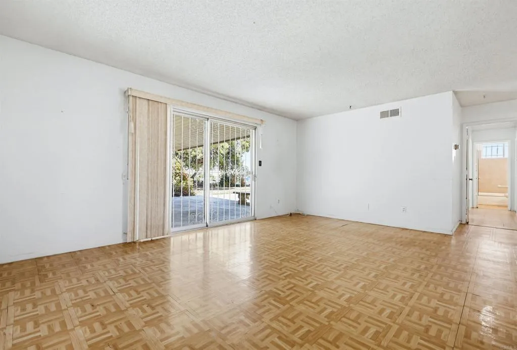 https://cdn.realtyfeed.com/cdn/127/306687590/ff7c638a07799b22c0102ed021dd734c.webp