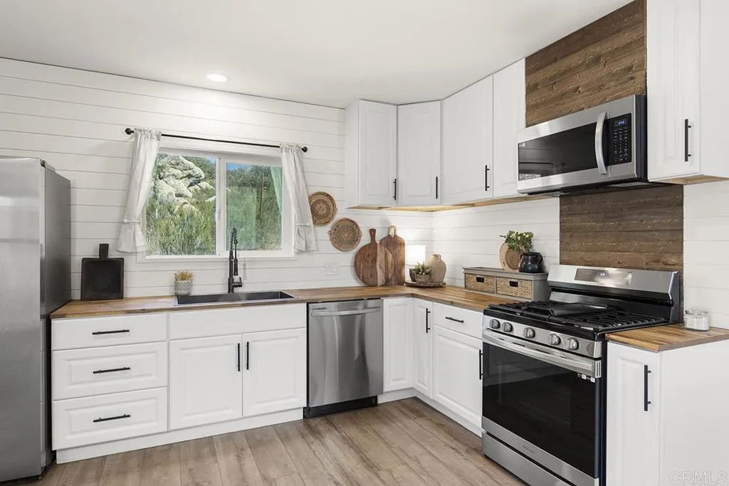 https://cdn.realtyfeed.com/cdn/127/306687609/1e7a9399bb6114d17e0b2d26c4b7650a.webp