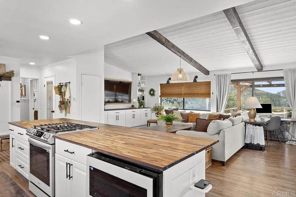 https://cdn.realtyfeed.com/cdn/127/306687609/b2c5639c81a1a9f252cd2c3ce8c0eee6.webp