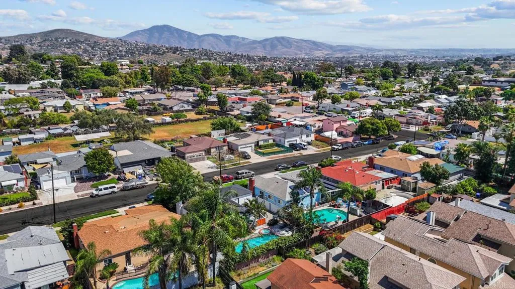 https://cdn.realtyfeed.com/cdn/127/306687667/bba02bdda4d32814925d4cbda48a3028.webp