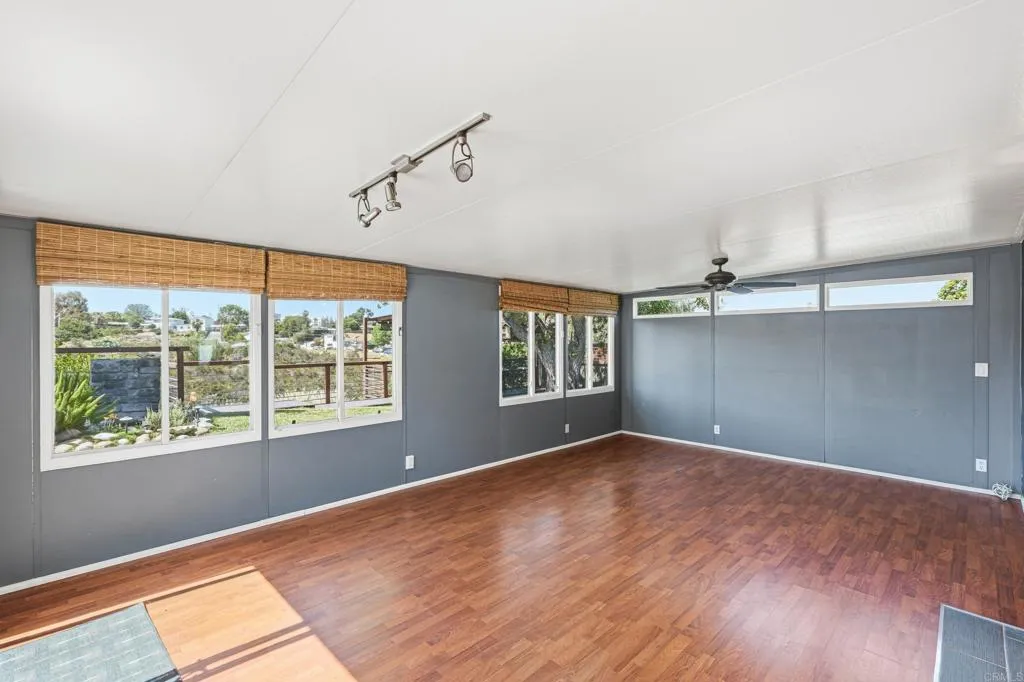 https://cdn.realtyfeed.com/cdn/127/306687737/81f1f4470d59425655458c9399b2b07f.webp