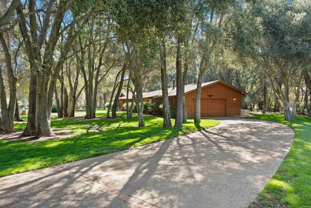 https://cdn.realtyfeed.com/cdn/127/306687753/15aeb490434f61069183864d944c8456.webp
