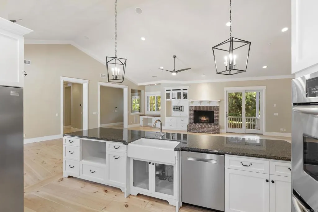 https://cdn.realtyfeed.com/cdn/127/306688202/3165bdd18bd18d0e6ddade2f54e161bd.webp