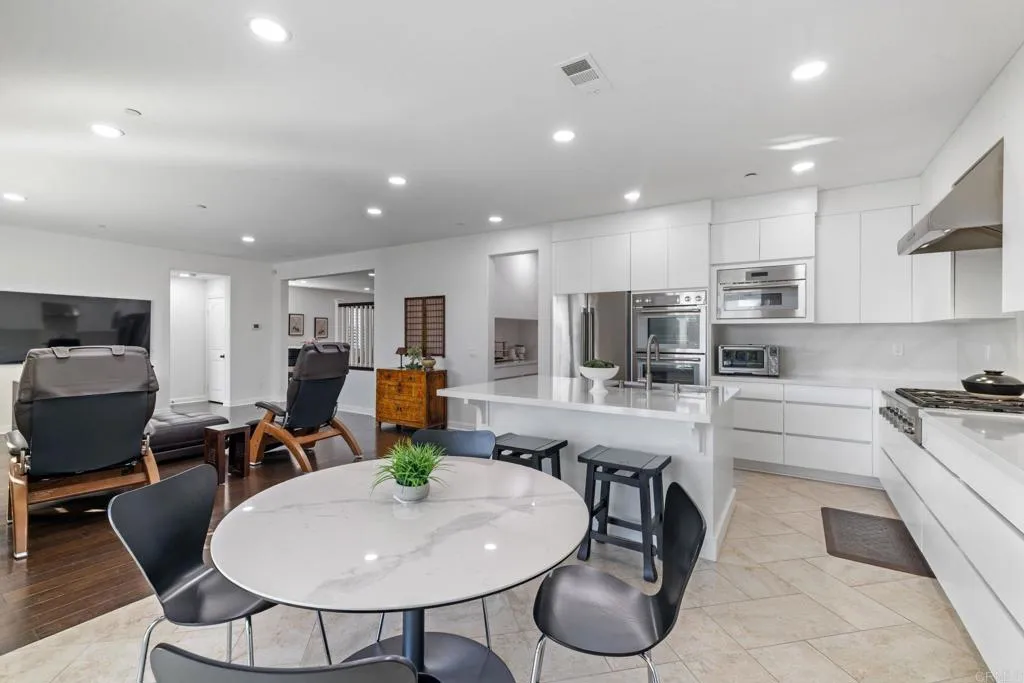 https://cdn.realtyfeed.com/cdn/127/306688207/63de45f92aaada5ea93f8ce36fb64d47.webp