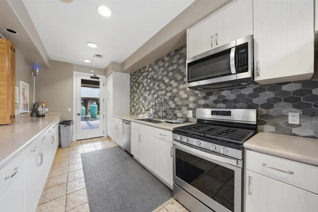 https://cdn.realtyfeed.com/cdn/127/306688501/430d152c6f12f69d20616dc896bad631.webp