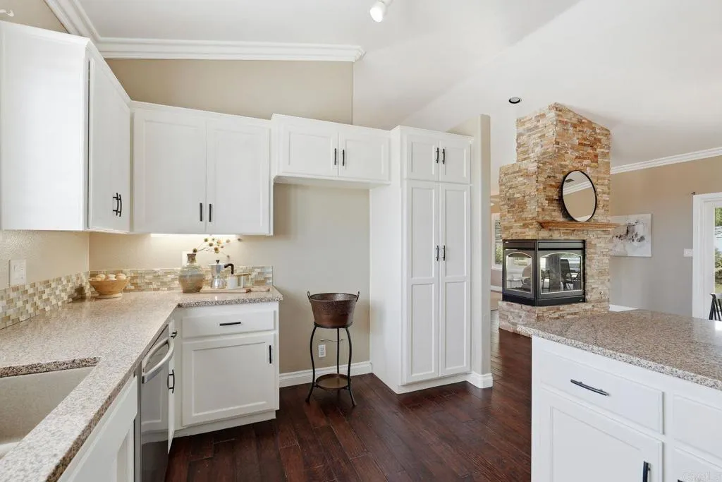 https://cdn.realtyfeed.com/cdn/127/306690075/f1c3d0964b6f753fd9542da3608a2b1f.webp