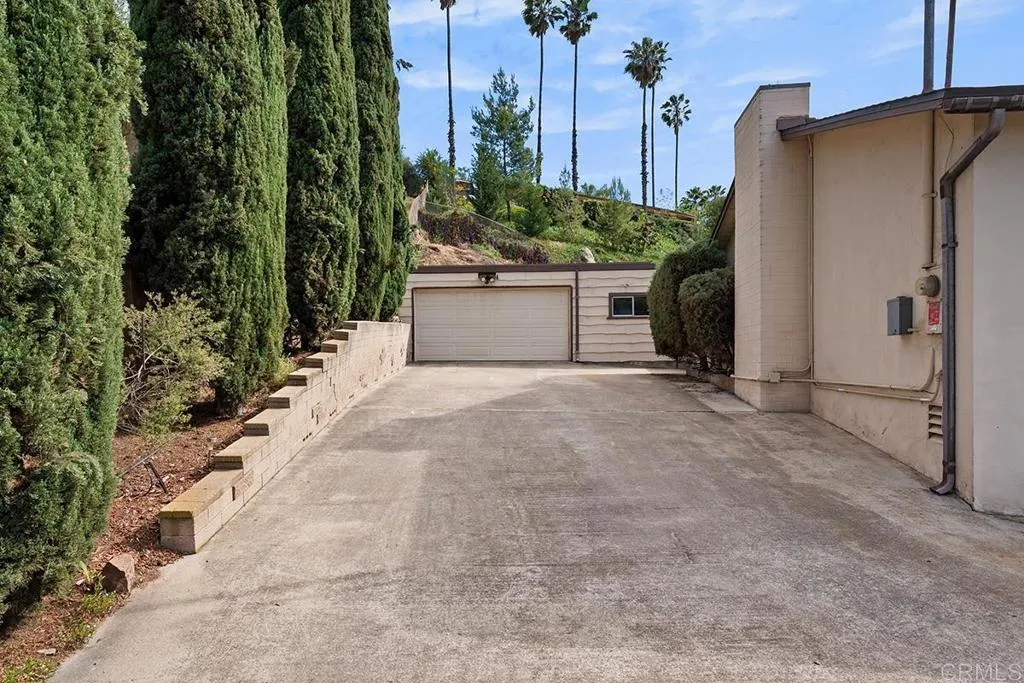 https://cdn.realtyfeed.com/cdn/127/306690157/105a2044f83aae27133593de1713a0d7.webp