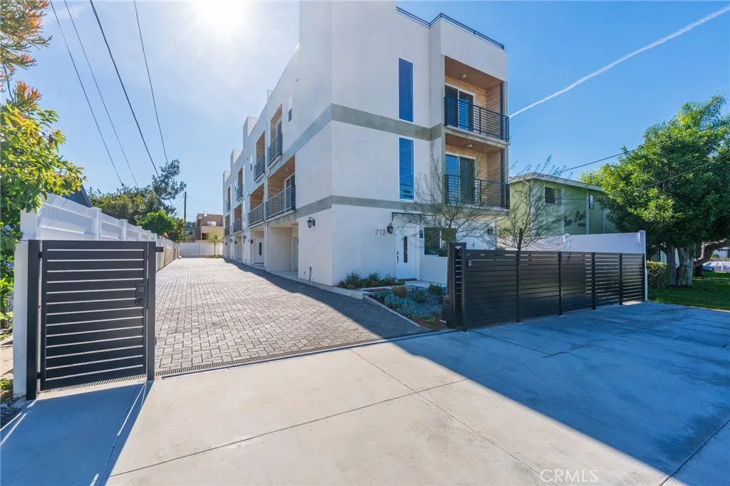 Los Angeles, CA 90042