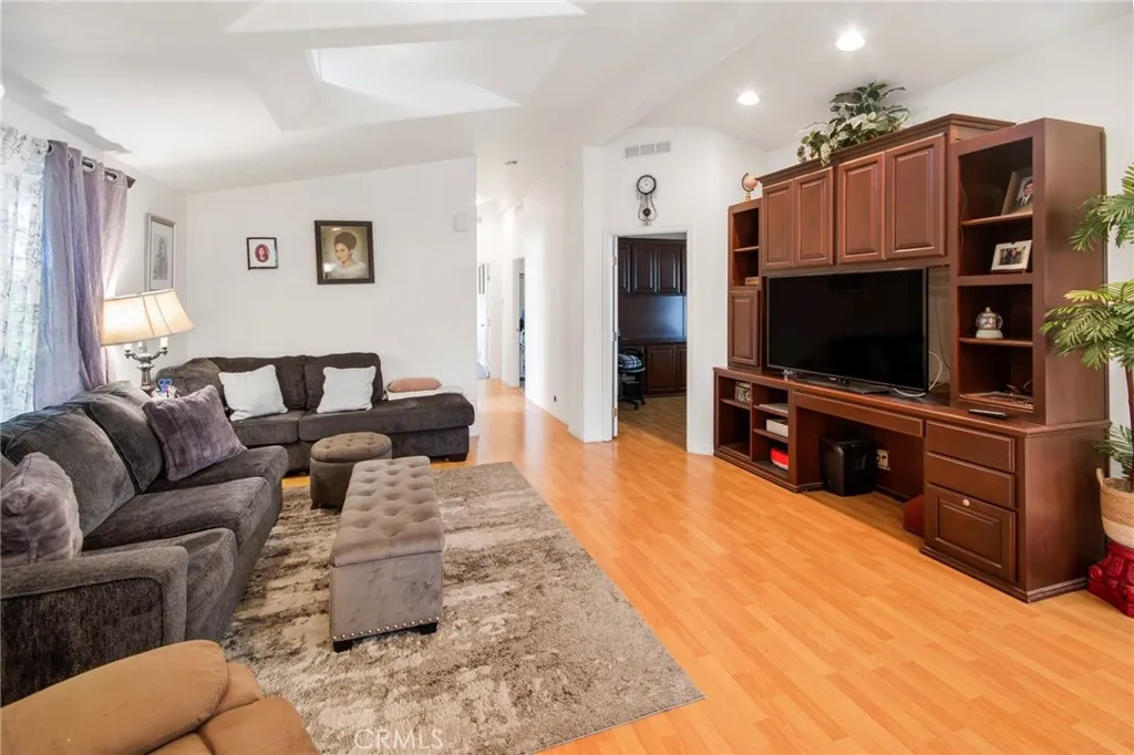 https://cdn.realtyfeed.com/cdn/127/306691413/e868ecdb58d77f448897aa90f62fba7c.webp