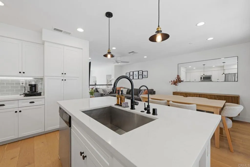 https://cdn.realtyfeed.com/cdn/127/306692215/6e496163148ffbb2e12335476bcdc9d0.webp