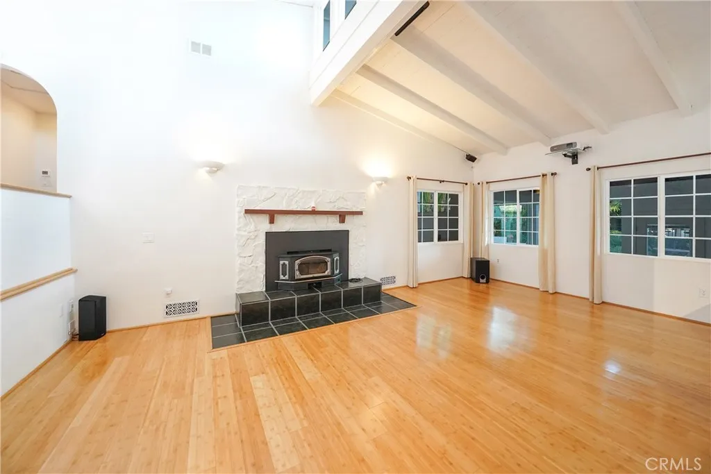 https://cdn.realtyfeed.com/cdn/127/306692449/733bdc012e0e6bc69ea349863cfcea18.webp