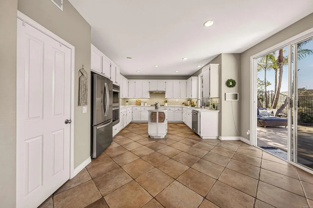 https://cdn.realtyfeed.com/cdn/127/306692556/87f1d6d6fa6083737613db8612ff5117.webp