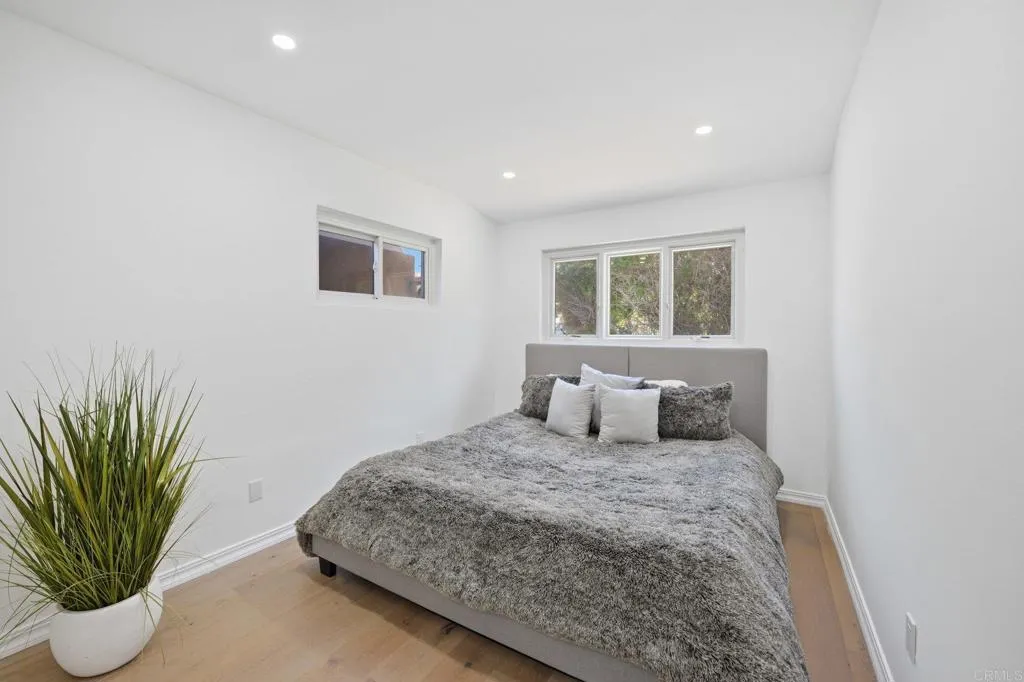 637 Rios Avenue, Solana Beach, CA, 92075