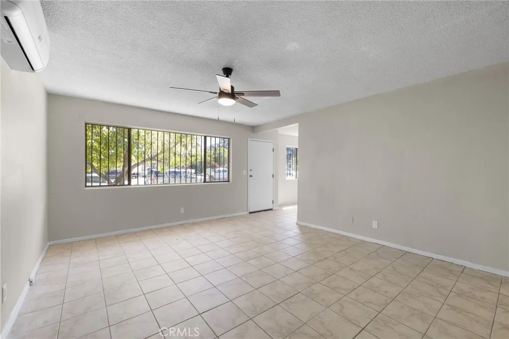 207 E Flora, Santa Ana, CA 92707 - Photo 5 of 37, Santa Ana, CA