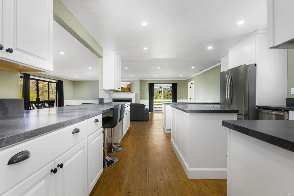 https://cdn.realtyfeed.com/cdn/127/306693091/64d61db8f92049ad60b2151d037d700a.webp