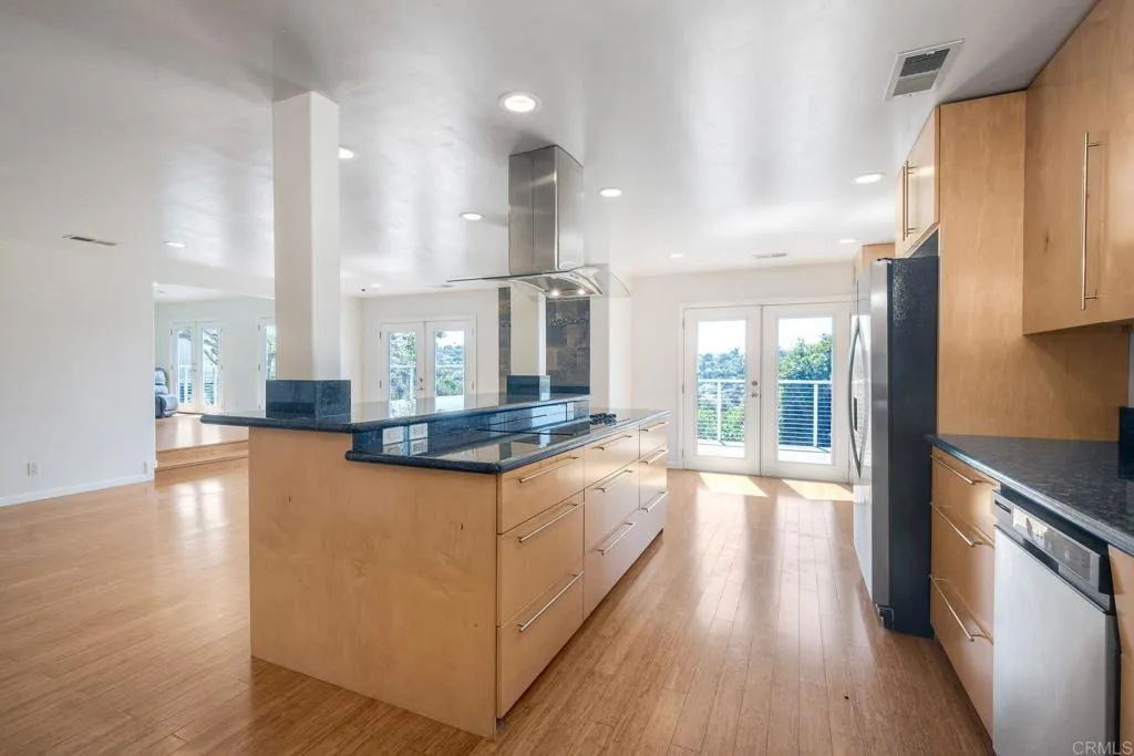 https://cdn.realtyfeed.com/cdn/127/306693308/629ba4053e6e9673bbc46cad1abdff03.webp