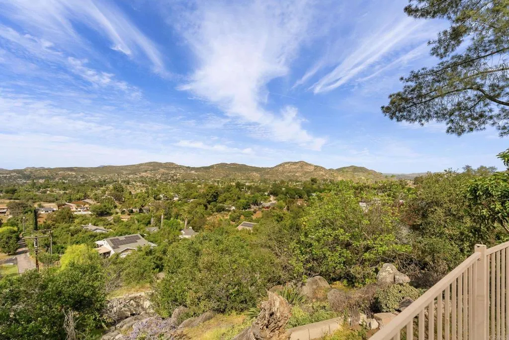 https://cdn.realtyfeed.com/cdn/127/306693625/462ba3ef8c04bc7d81d886b0129204ee.webp