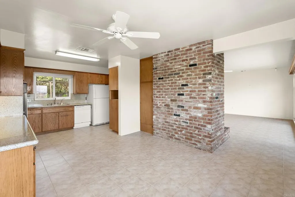 https://cdn.realtyfeed.com/cdn/127/306693625/ad5056ba99d31b4a27d70d6a36dfe8af.webp