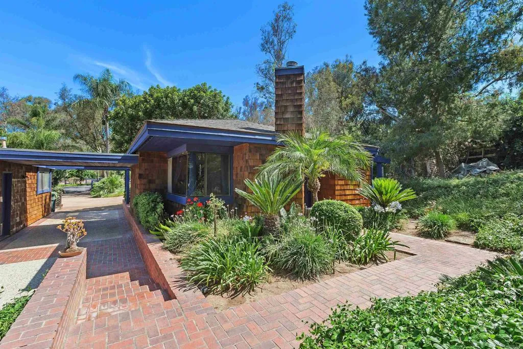 https://cdn.realtyfeed.com/cdn/127/306693716/375d249c5fc5a394bcea55006983e776.webp