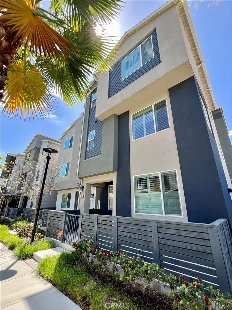 925 3rd, Santa Ana, CA, 92701