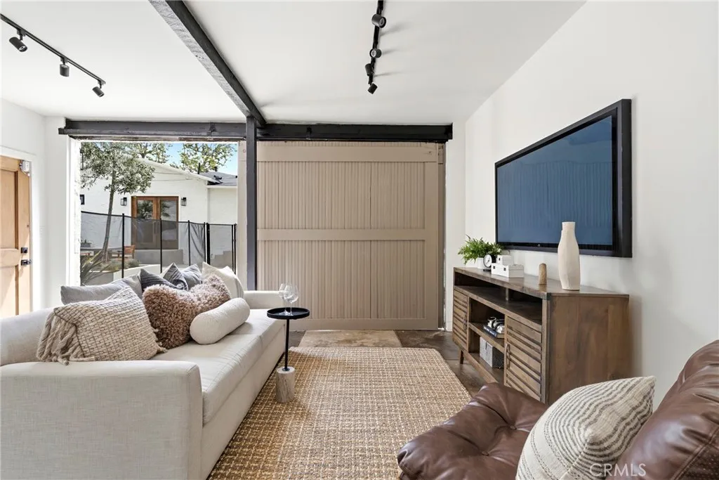 1519 Courtney Avenue, Los Angeles, CA, 90046