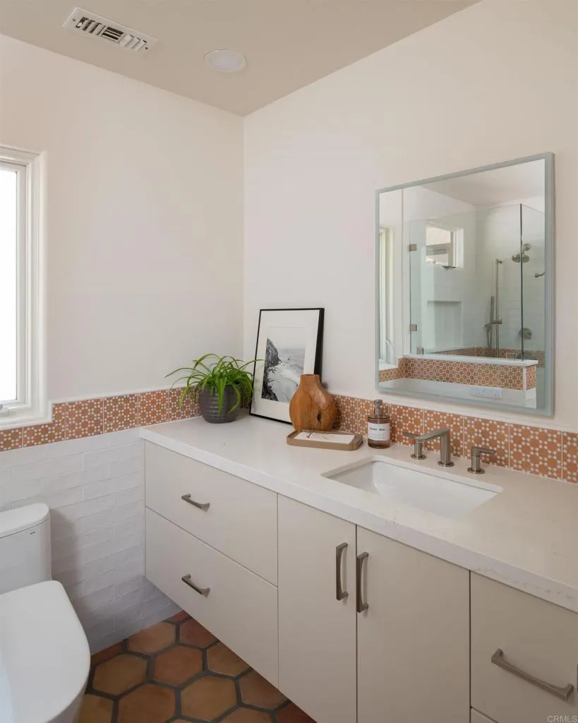 https://cdn.realtyfeed.com/cdn/127/306695055/42f127f7ce4f004cd35473e2c90d0f73.webp