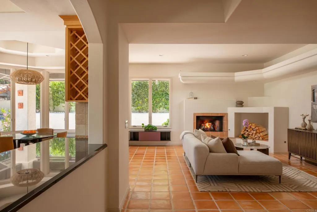https://cdn.realtyfeed.com/cdn/127/306695055/996b0d8c67d4a6fde6c3dc7a573bec59.webp