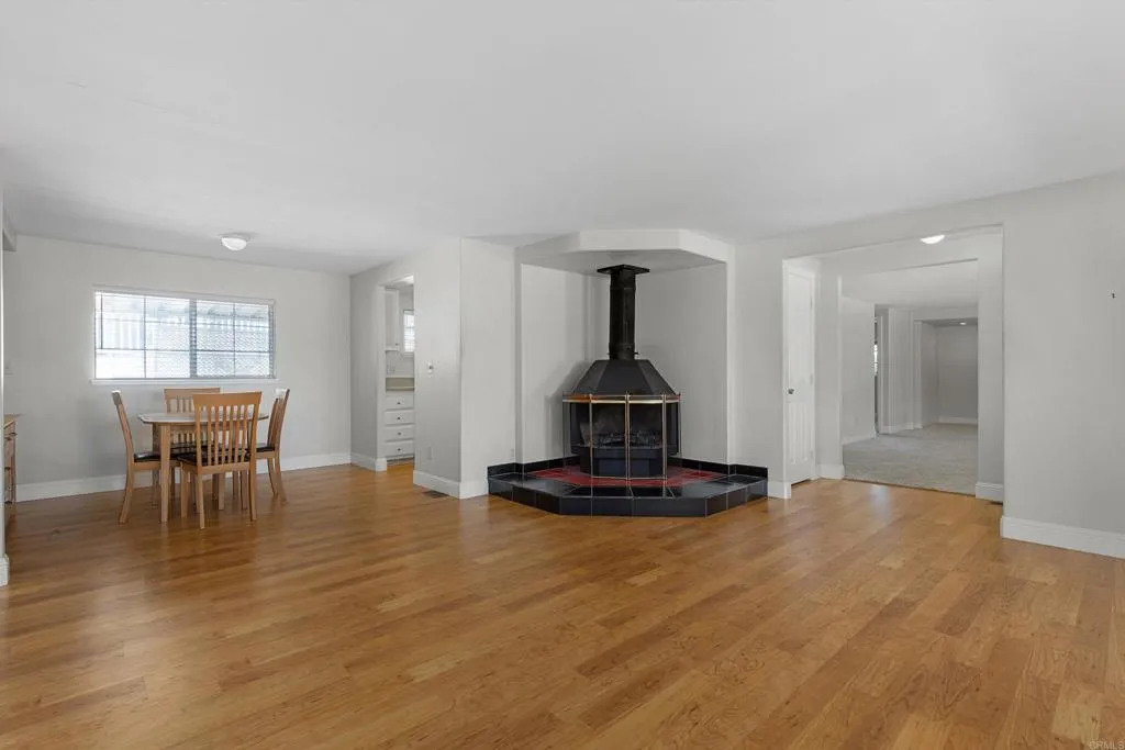 https://cdn.realtyfeed.com/cdn/127/306695509/52d8af3a3d8a119a124d81c344195712.webp
