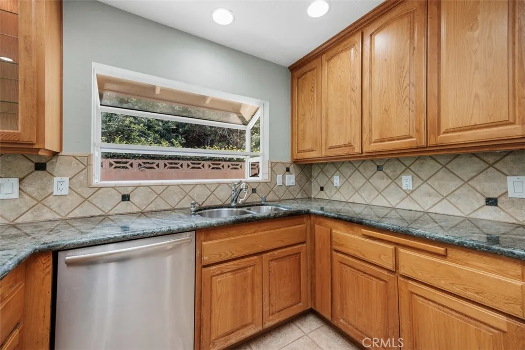 https://cdn.realtyfeed.com/cdn/127/306695511/62b539984afe5624f8ebea563a2d64d5.webp