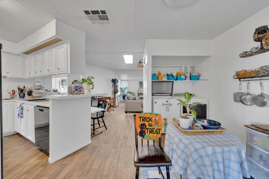 https://cdn.realtyfeed.com/cdn/127/306695831/8098f98109b1a5bd0b477d8e5799cdbf.webp