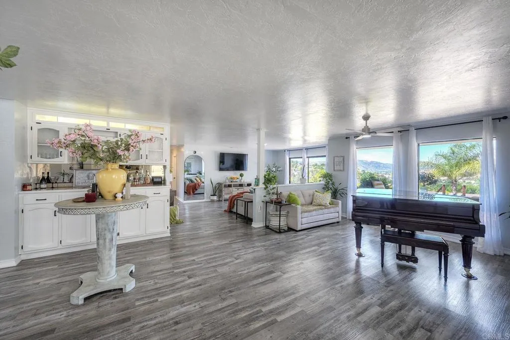 https://cdn.realtyfeed.com/cdn/127/306695832/99c18c79546f8750978bc0df1c7abe2f.webp